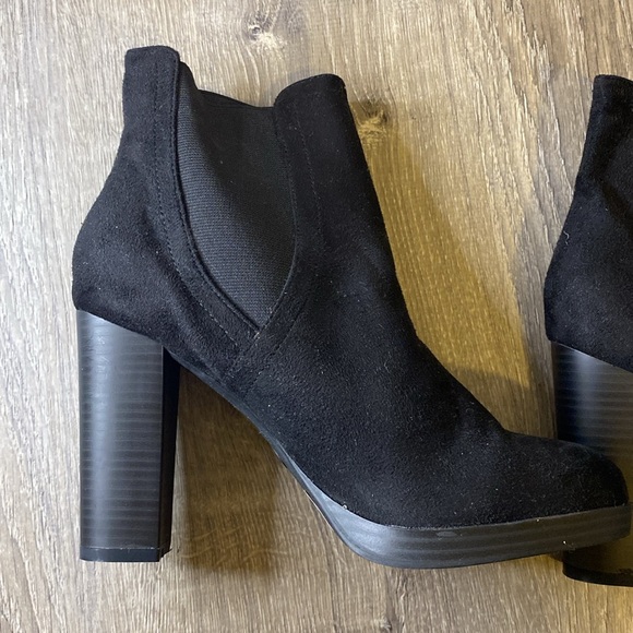 Chunky black heel booties - Picture 2 of 3